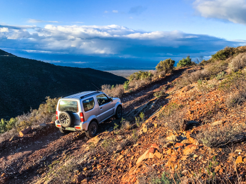 4x4_on_dirt_road