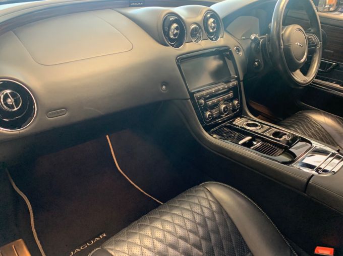 JAGUAR XJ D V6 PORTFOLIO - 5802 - 10