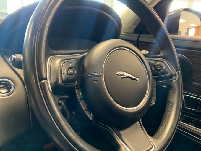 JAGUAR XJ D V6 PORTFOLIO - 5802 - 15