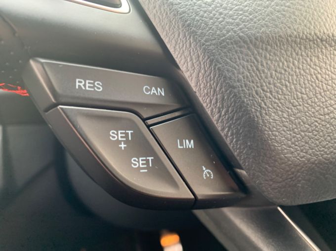 FORD KUGA ST-LINE - 5882 - 17