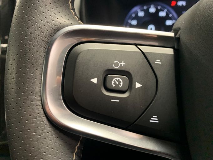 VOLVO XC40 T3 R-DESIGN - 5918 - 21