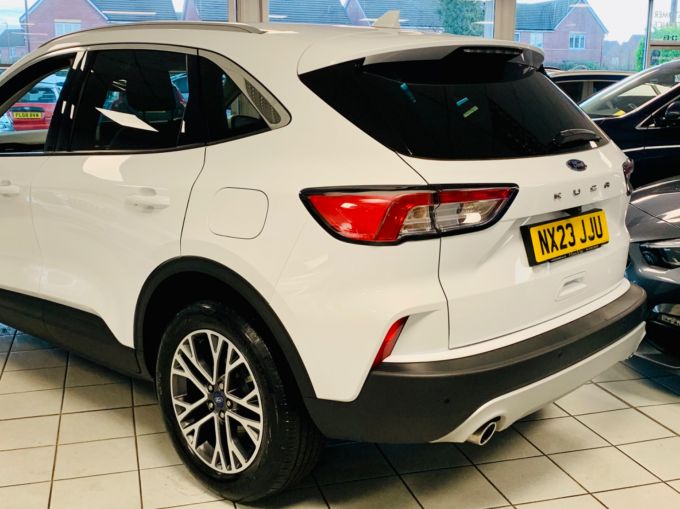 FORD KUGA TITANIUM EDITION - 5925 - 9
