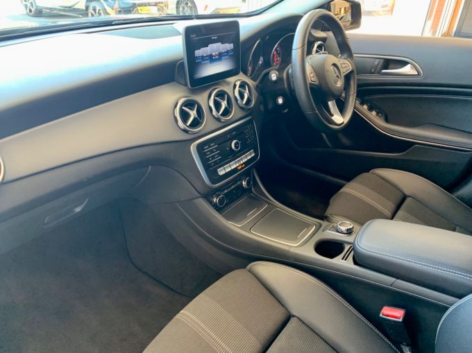 MERCEDES GLA-CLASS GLA 180 URBAN EDITION - 5682 - 2