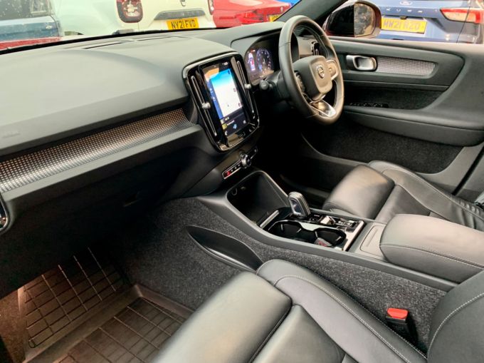 VOLVO XC40 B4 R-DESIGN MHEV - 5871 - 2
