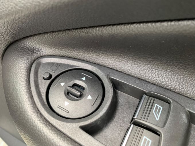 FORD KUGA ST-LINE - 5882 - 18