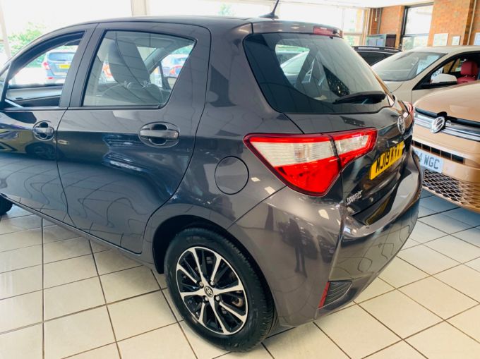 TOYOTA YARIS VVT-I ICON TECH - 5724 - 9