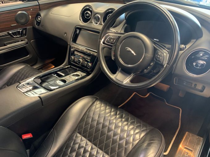 JAGUAR XJ D V6 PORTFOLIO - 5802 - 11