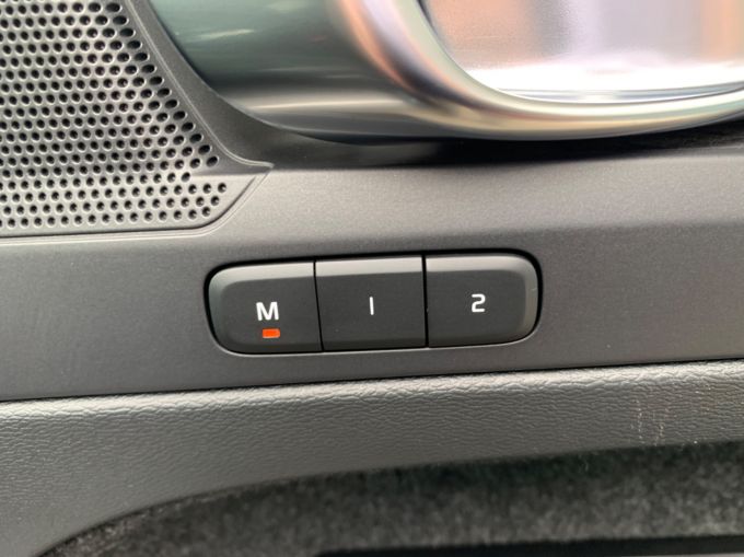 VOLVO XC40 RECHARGE T4 R-DESIGN - 5800 - 18