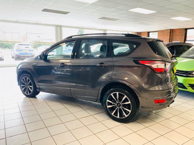 FORD KUGA ST-LINE TDCI - 5605 - 6